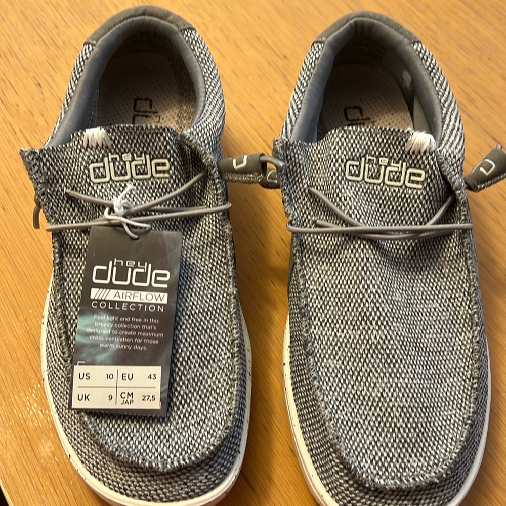 New Hey Dude men’s slip on’s with tags